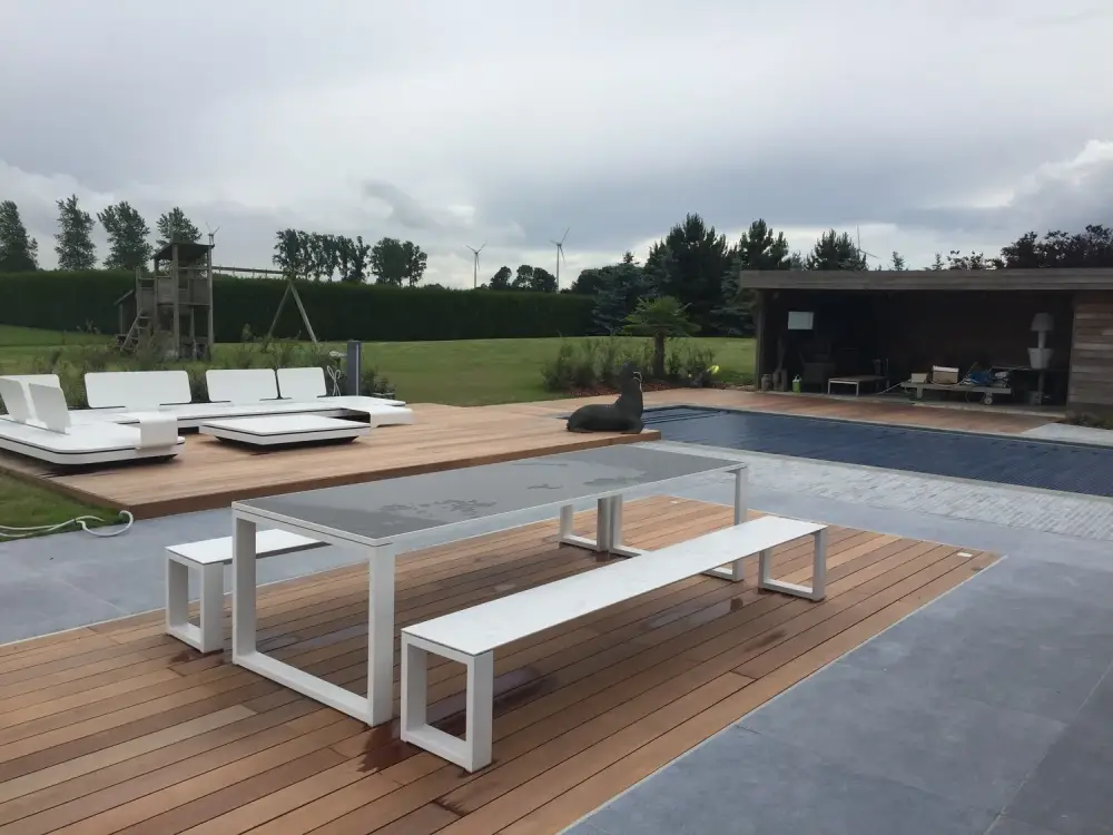 Abords piscine à Tourpes