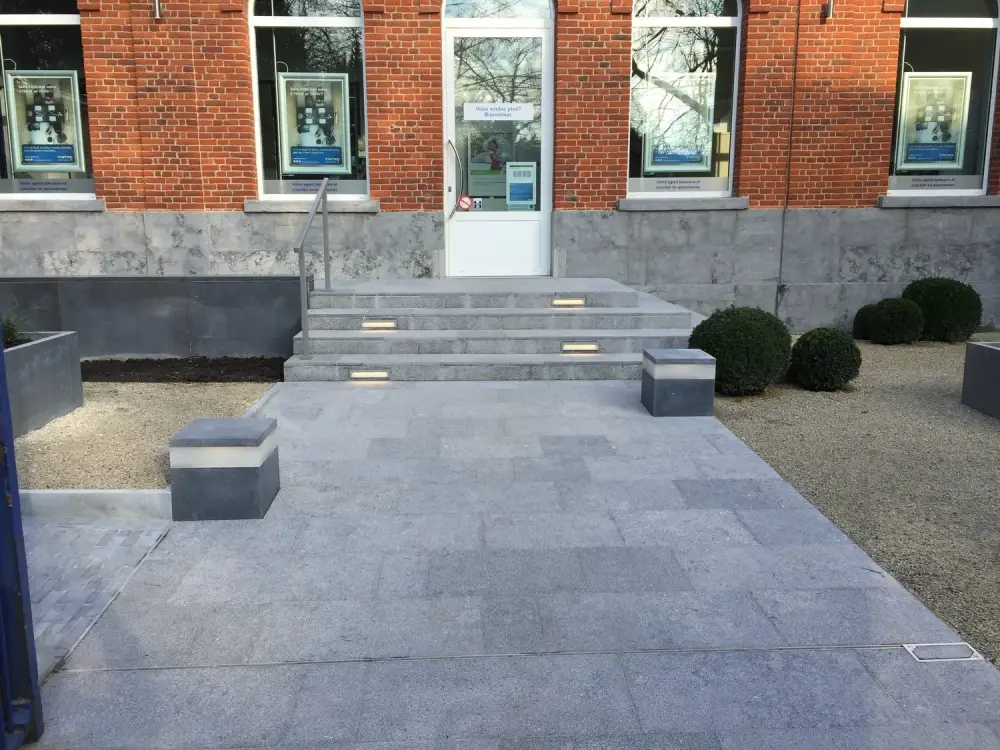 devanture d'une banque à Péruwelz_architecte-paysagiste (8)
