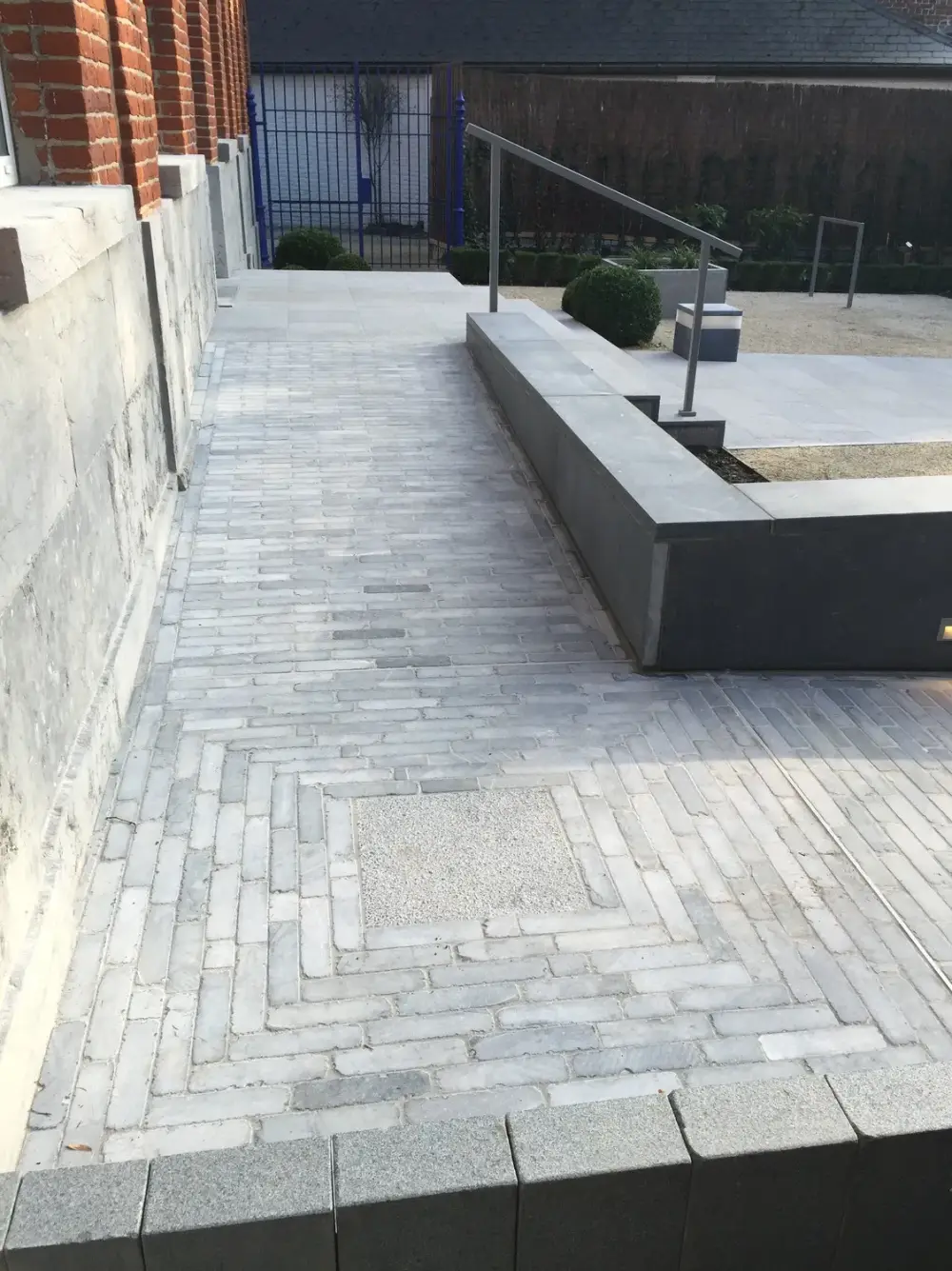 devanture d'une banque à Péruwelz_architecte-paysagiste (12)